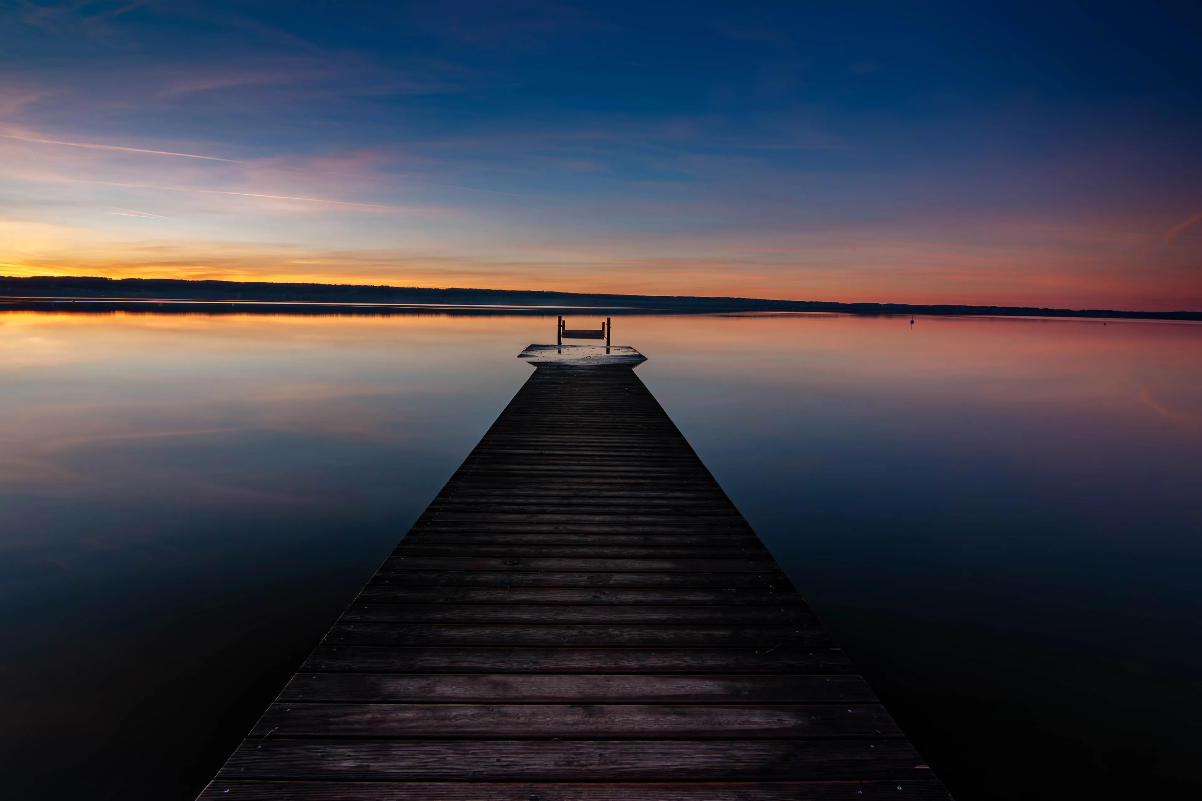 Ein Holzsteg am Ammersee zur blauen Stunde