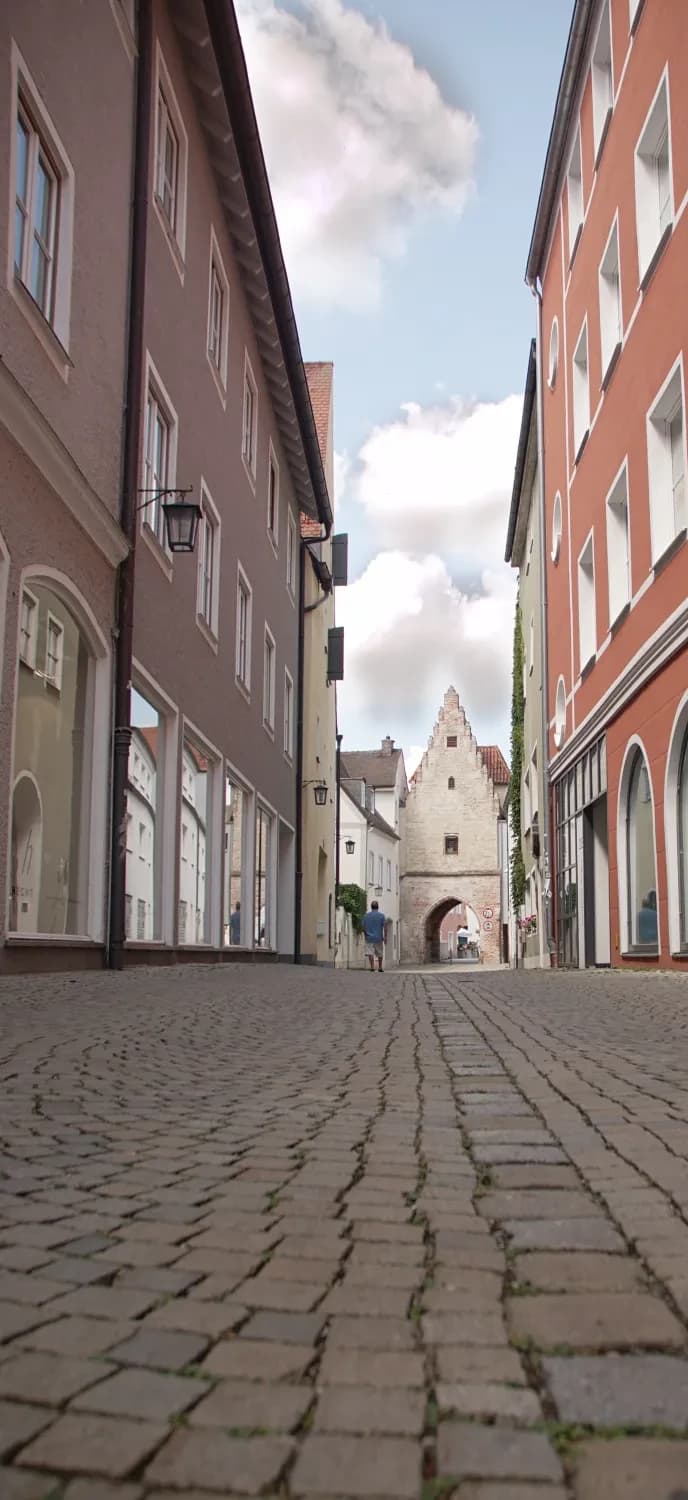 Blick durch eine Landsberger Gasse auf das Bayertor