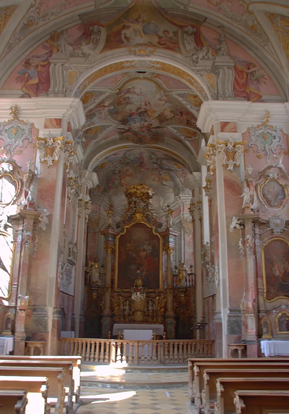 Der Innenraum einer Landsberger Kirche mit Hochaltar und Deckenfresken