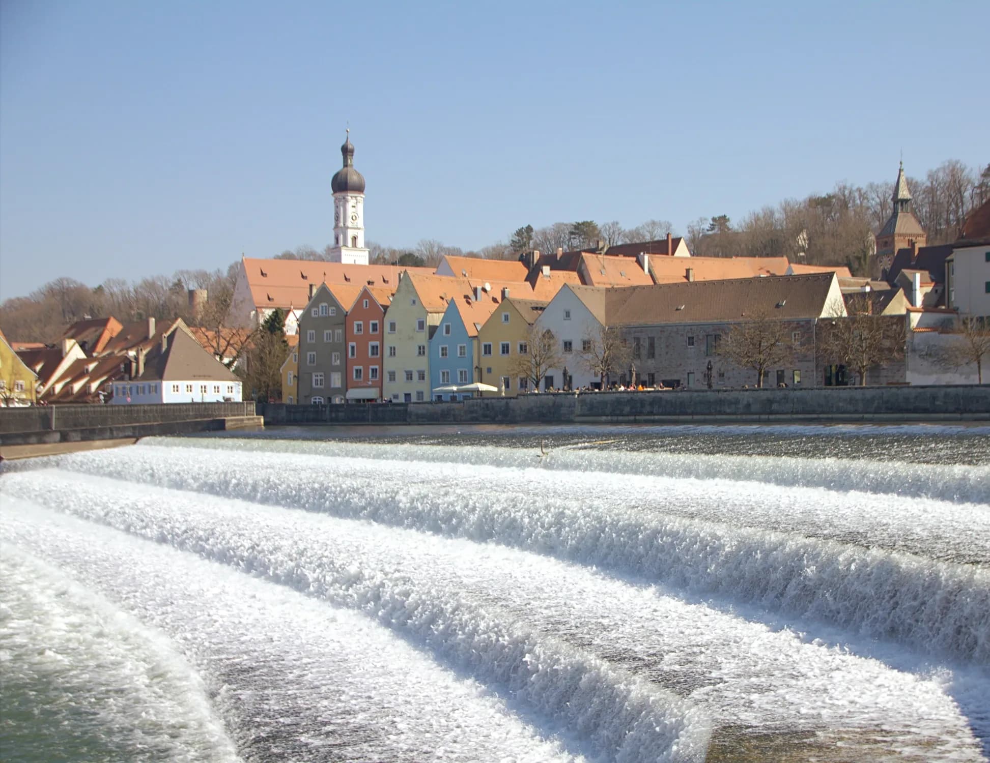 Die Stufen des Landsberger Lechwehrs aus der Nähe, dahinter die Altstadt