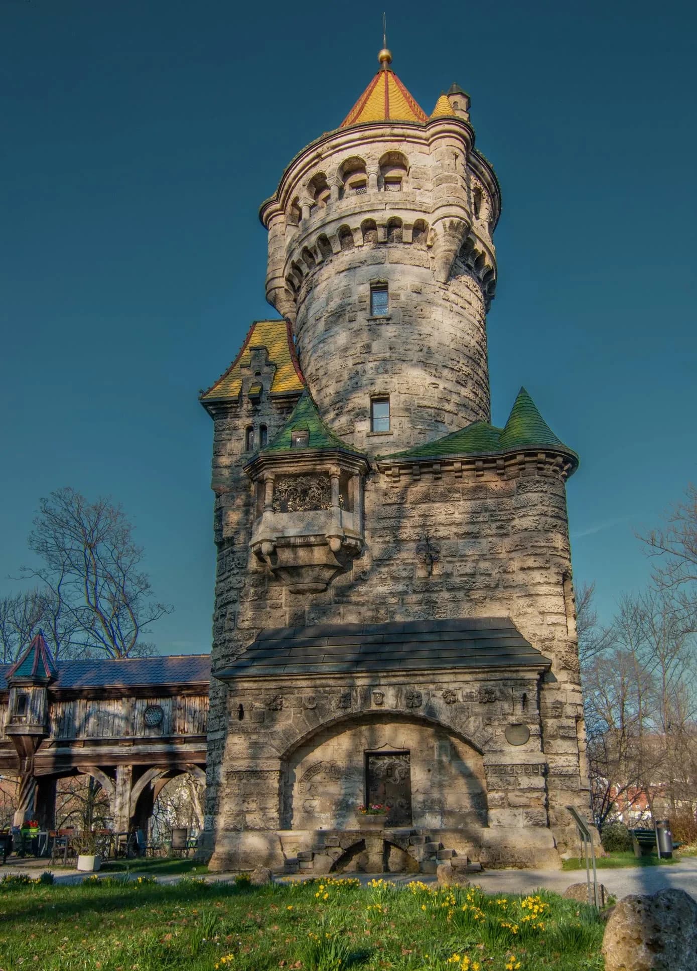 Der Mutterturm in Landsberg am Lech vor blauem Himmel