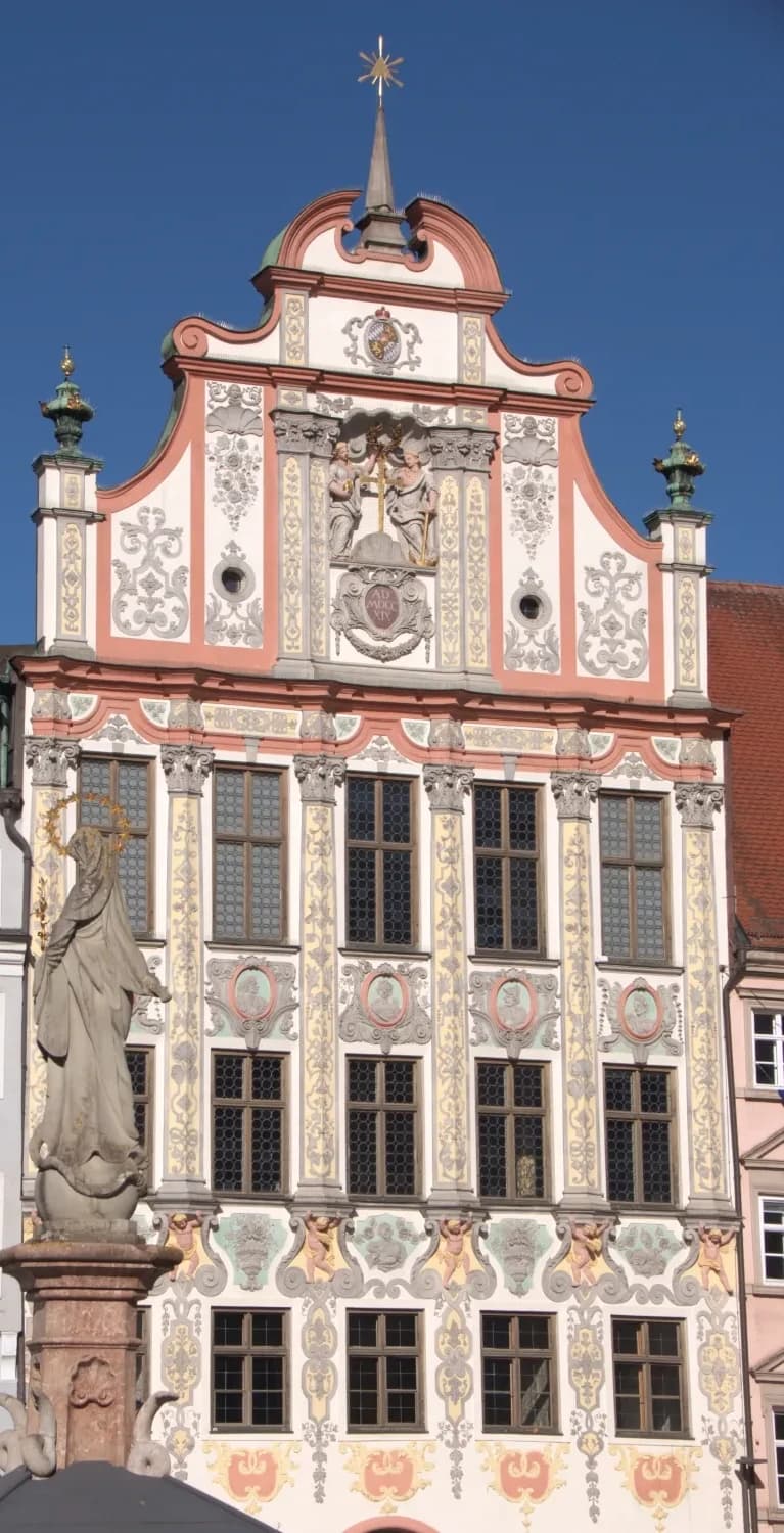 Die verzierte Rokokofassade des Landsberger Rathauses am Hauptplatz